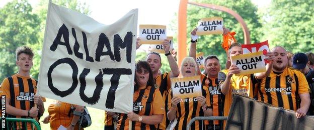 Hull fans protest before kick-off