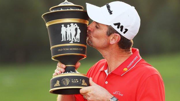 Justin Rose kisses the trophy