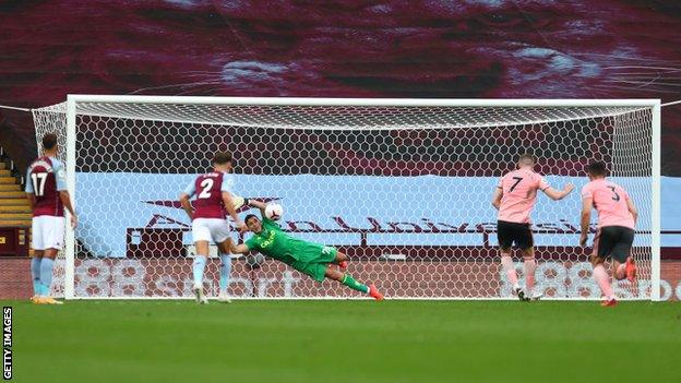 John Lundstram's penalty saved by Emiliano Martinez