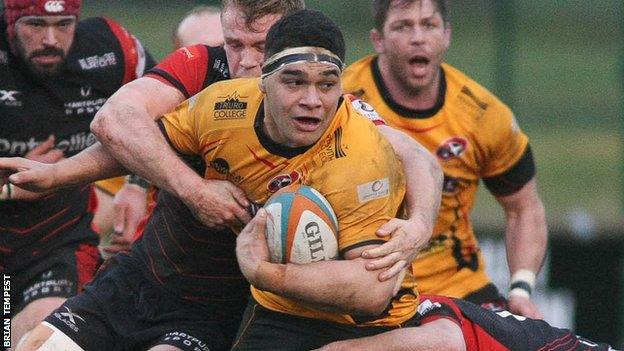 Sam Matavesi playing for Cornish Pirates