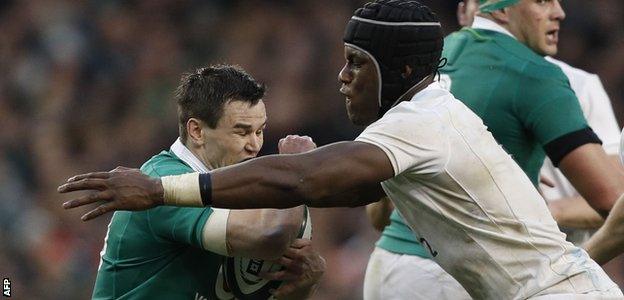 Maro Itoje tackles Johnny Sexton