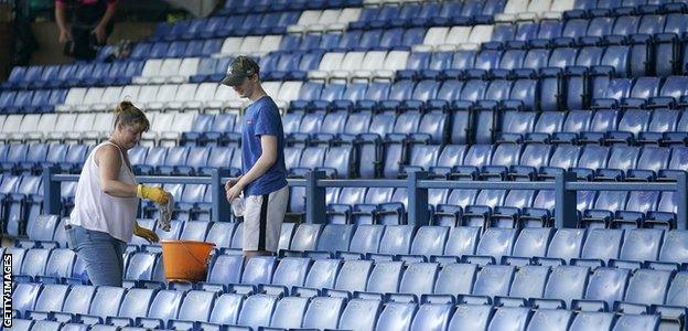 Bury fans