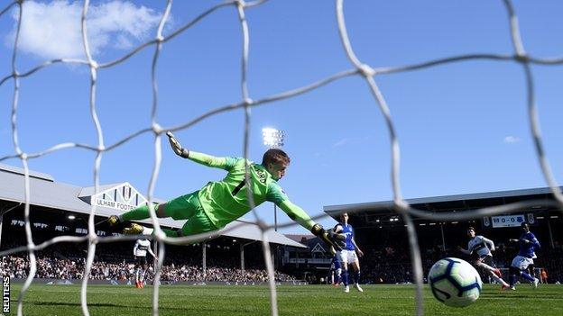 Tom Cairney scores for Fulham against Everton