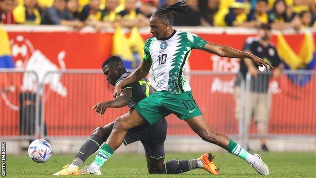 Moises Caicedo of Ecuador and Joe Aribo of Nigeria battle for the ball