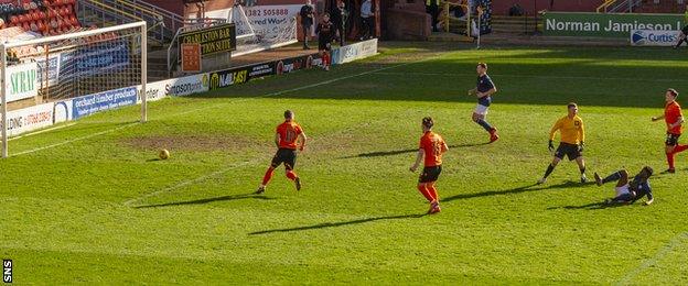 Nicky Clark scores for Dundee United against Partick Thistle