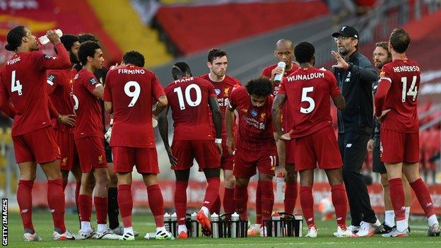 Jurgen Klopp talks to his Liverpool players