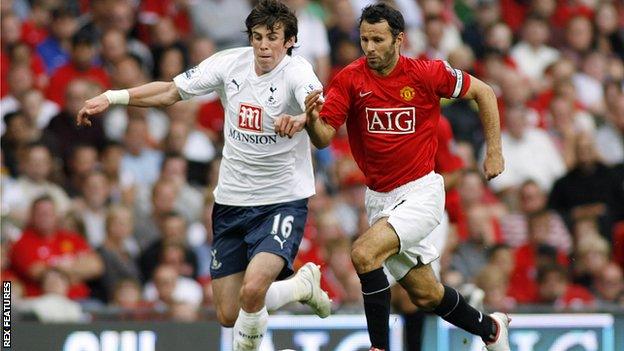 Gareth Bale and Ryan Giggs challenge for the ball in a game between Tottenham and Manchester United in 2007.