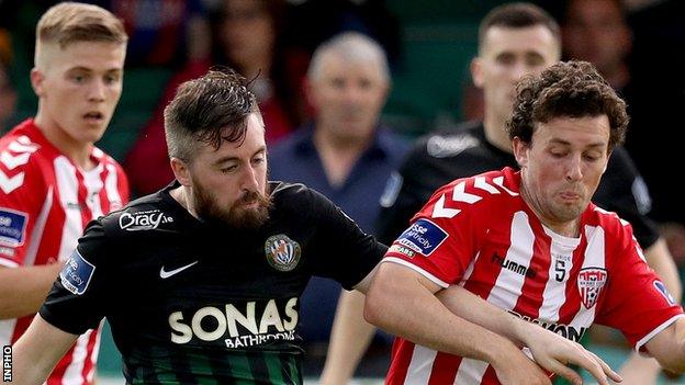 Mark Salmon of Bray Wanderers competes against Derry's Barry McNamee