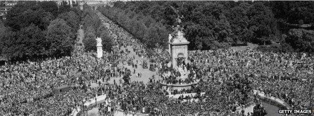 Crowds outside Buckingham Palace on VJ Day