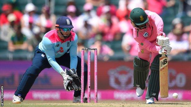 England wicketkeeper Jonny Bairstow (left) and South Africa batsman Temba Bavuma (right) during the third ODI