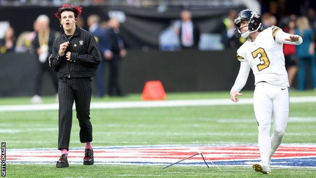 Yungblud singing while Wil Lutz warms up