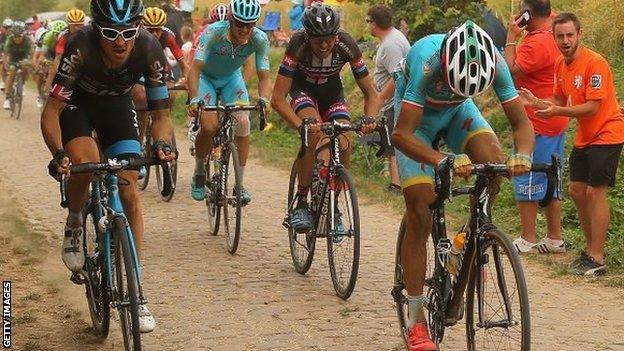 Geraint Thomas (left) riding on the cobbles