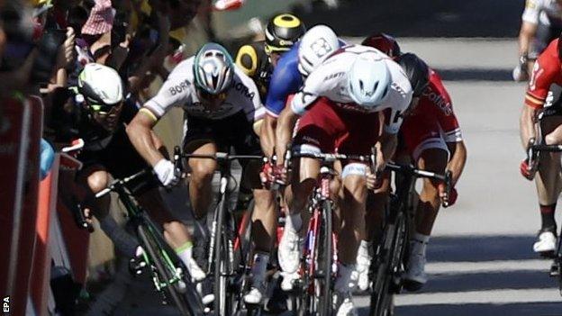 Mark Cavendish being elbowed by Peter Sagan