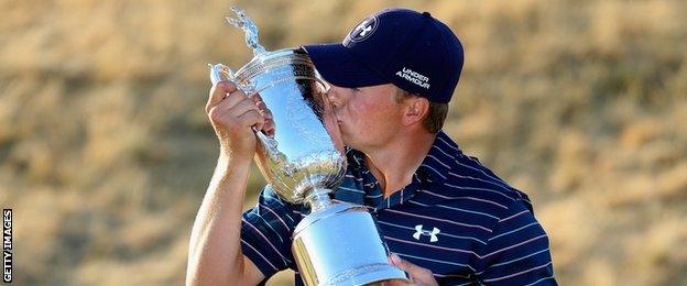 Jordan Spieth kisses the US Open trophy