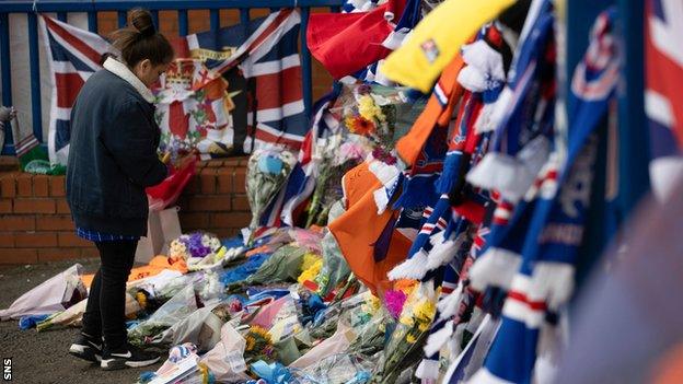 A fan pays tribute to Andy Goram