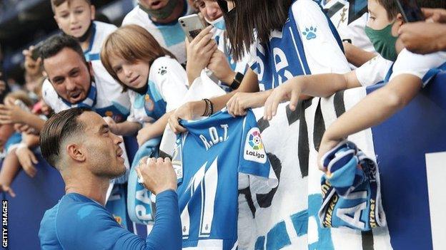 Raul de Tomas signs a shirt