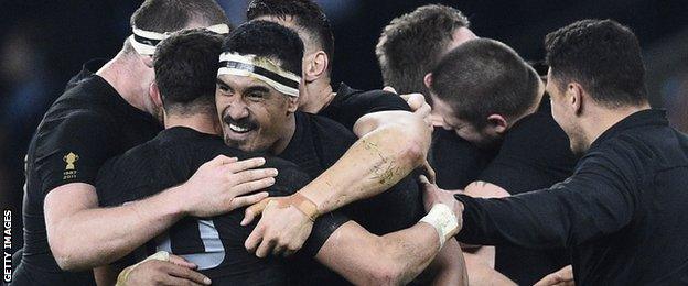 Sam Kaino celebrates with his team-mates after New Zealand win the 2015 Rugby World Cup