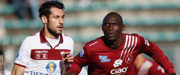 Matteo Mancosu of Trapani challenges Daniel Adejo of Reggina