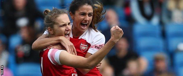 Vivianne Miedema (left) and Danielle van de Donk