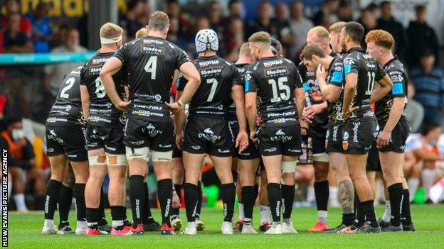 Dragons players huddle