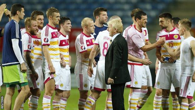 Gordon Strachan greets his players after the end of the failed Euro 2016 qualifying campaign