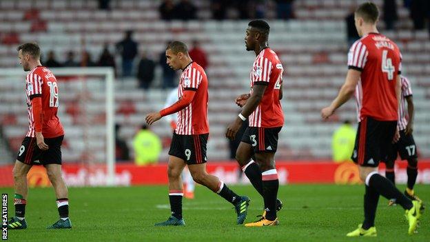 Sunderland players trudge away from the defeat by Bristol City.