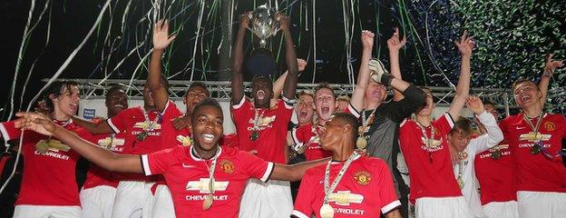 Manchester United celebrate winning the Milk Cup in 2014