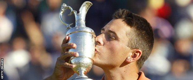 Ben Curtis kisses Claret Jug