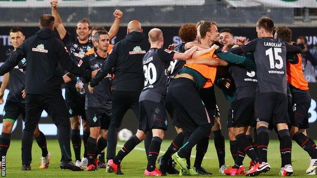 Werder Bremen players celebrate during their draw at Heidenheim