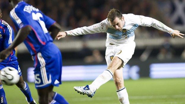 James McFadden scores for Scotland against France