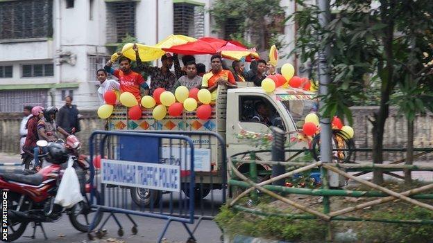 Fans make their way to the Kolkata derby