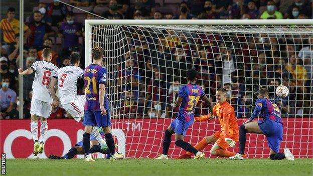 Robert Lewandowski scores against Barcelona in the Champions League