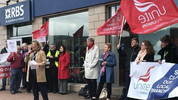 A' togail fianais mu dhùnadh meuran RBS
