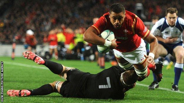 Taulupe Faletau scores for Wales