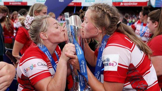 Co-captains Natasha Hunt and Zoe Aldcroft celebrate with the Premier 15s trophy