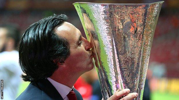 Unai Emery kisses the Europa League trophy