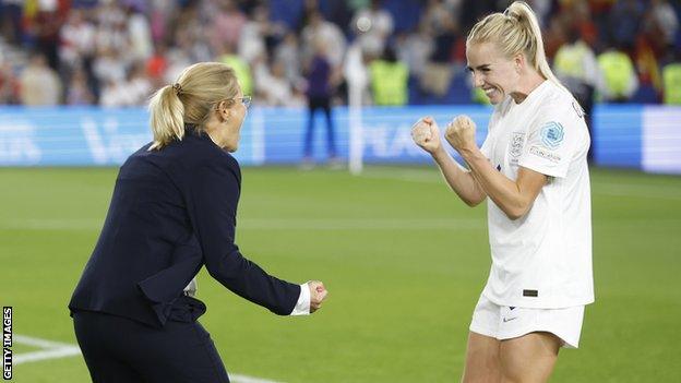 Alex Greenwood (r)