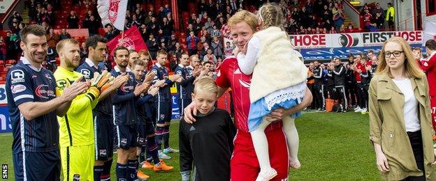 Aberdeen veteran Barry Robson receives a guard of honour