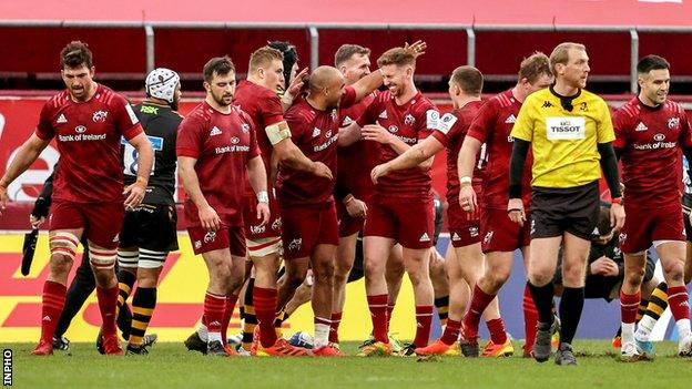 Munster celebrate Simon Zebo's try