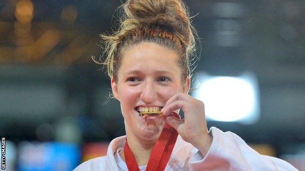 Natalie Powell bites her Commonwealth gold medal