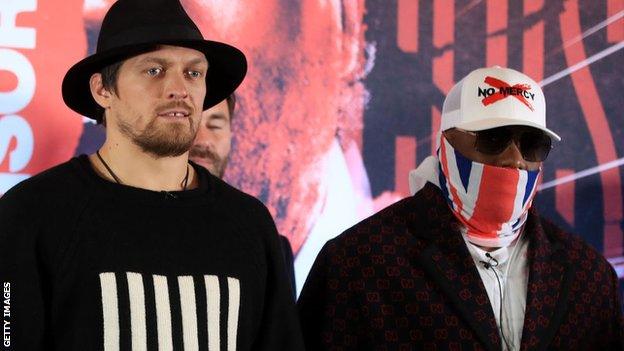 Oleksandr Usyk and Dereck Chisora face each other