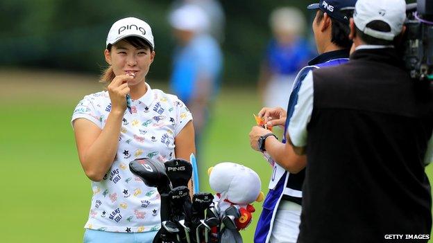 Hinako Shibuno eats a sweet during her final round at the Women's British Open