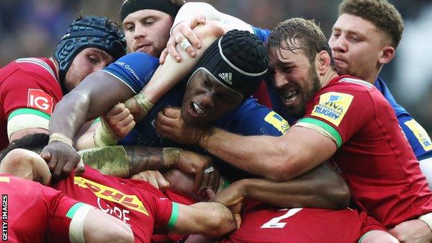 Maro Itoje of Saracens is held by Harlequins' Chris Robshaw in the maul
