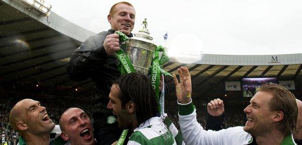 Neil Lennon and Celtic celebrate with the Scottish Cup