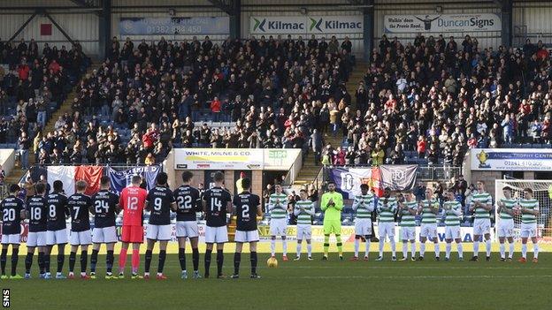 Dundee and Celtic players stand to applaud in tribute to Neil McCann's late father Eddie on 26 December 2017