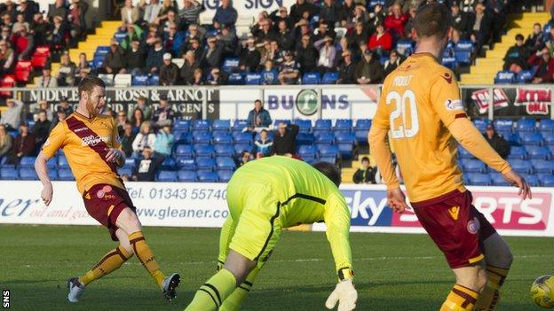 Stephen Pearson scores for Motherwell against Ross County