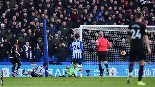 Jordan Ayew scores