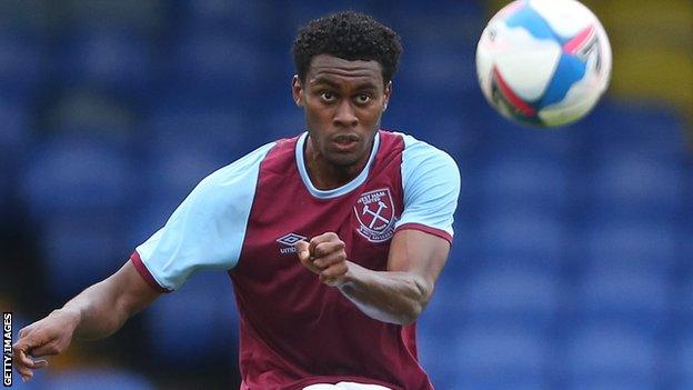 Olatunji Akinola in action for West Ham Under-21s