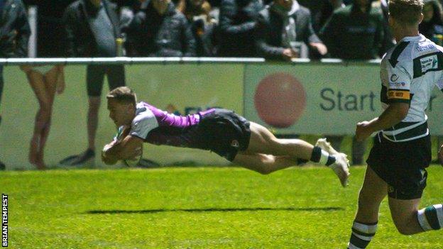 Alex O'Meara scores a try