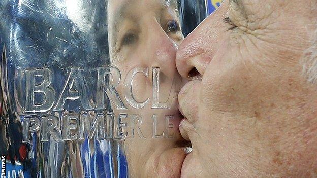 Ranieri kisses the Premier League trophy